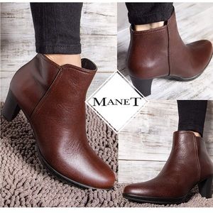 NIB Women’s brown Monet (France) leather ankle boots. Size 7.